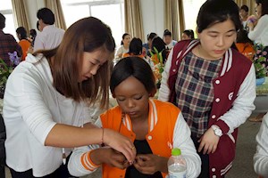 湖南师大留学生春季实习团来taptap点点学习插花艺术